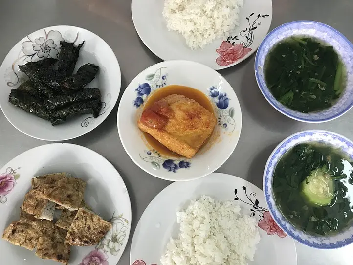 高島屋からすぐ！ベトナム式定食屋さんでベトナムランチに挑戦〜Com Ba Ca