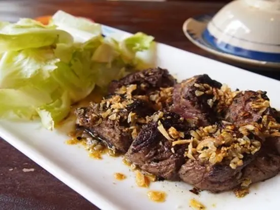 トロピカルな南国レストランで、本当においしいベトナム料理を楽しむ