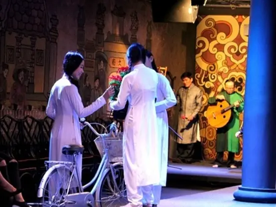 アオザイと文化、少数民族の暮らしの様子を舞台で表現