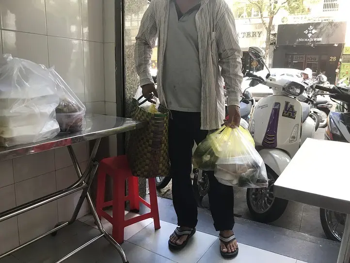 高島屋からすぐ！ベトナム式定食屋さんでベトナムランチに挑戦〜Com Ba Ca