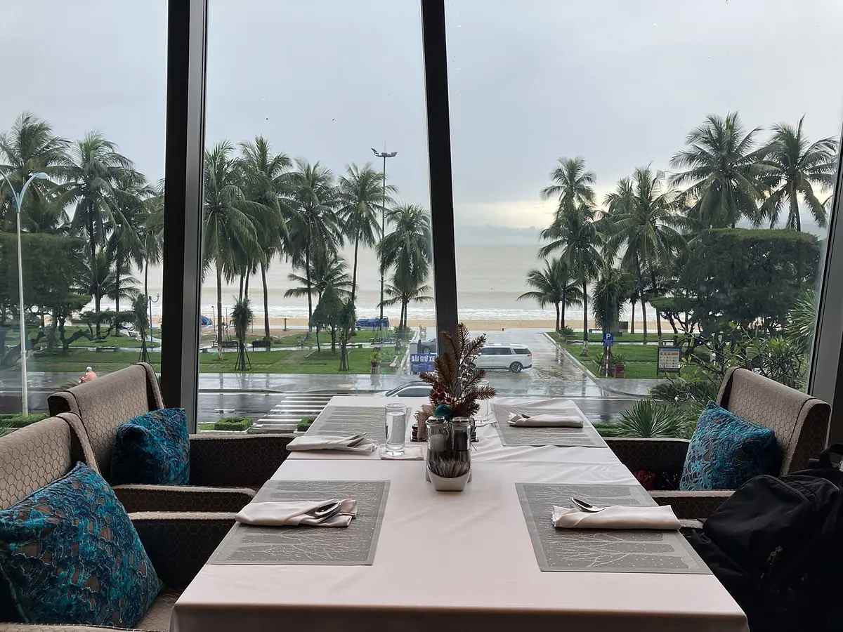 【ニャチャン】海を眺められるインターコンチネンタルホテルニャチャンのカフェテリア