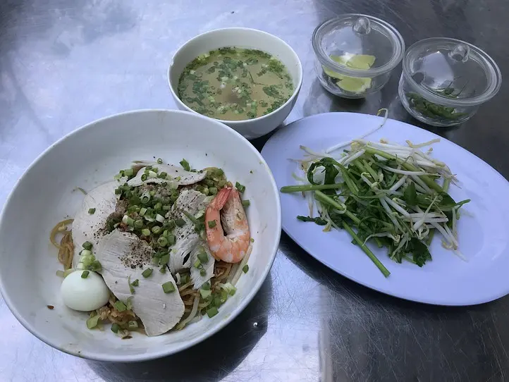 タオディエン地区で、ホーチミンを代表する麺料理フーティウを食す