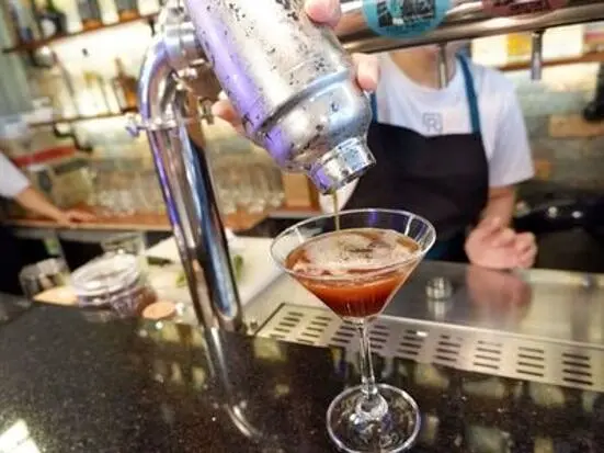 ビジネスマンが通う日本人街のダイニングバー。カップルや一人旅、女子旅にもおすすめ！