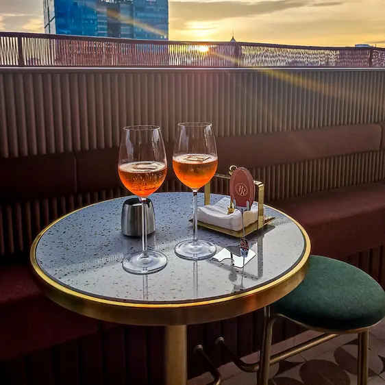 ピンク ・ラビット・ ルーフトップ ・バー