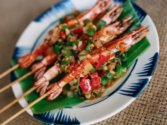 山岳民族の家で食べるベトナム料理