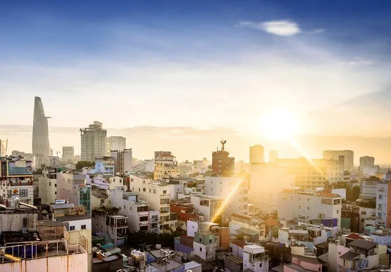 ベトナムの朝を体験！ 路上カフェと活気ある街の風景