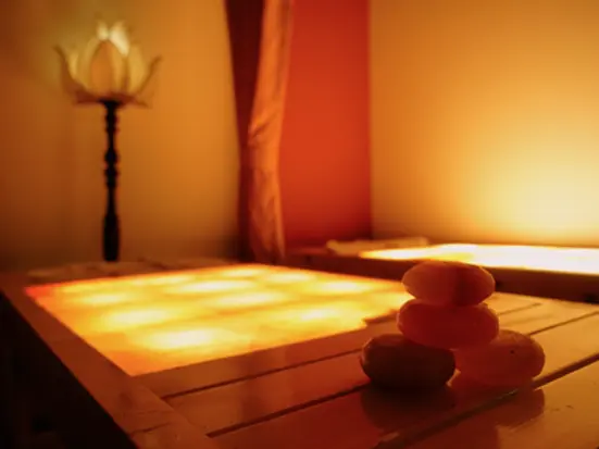 ピンクヒマラヤ塩を使ったホットストーンでストレスを解消！
