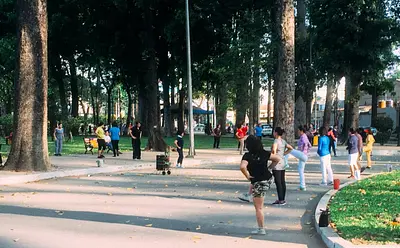 ベトナムの朝を体験！ 路上カフェと活気ある街の風景