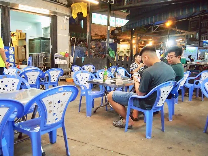 バイクで行く！ホーチミングルメツアー (4時間半)