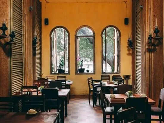 雰囲気はロッジ。素朴なベトナム南部の家庭料理を味わう