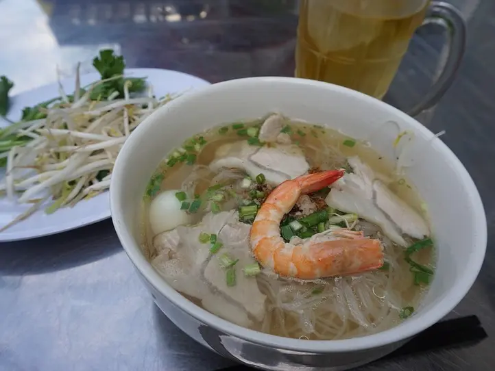 タオディエン地区で、ホーチミンを代表する麺料理フーティウを食す