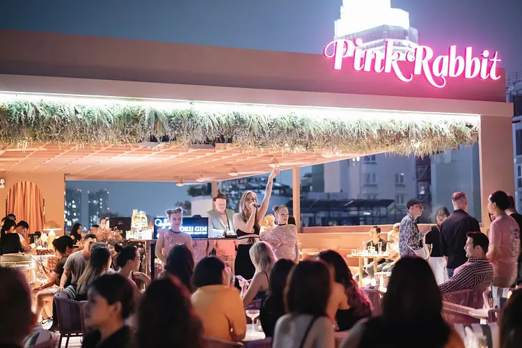 ピンク ・ラビット・ ルーフトップ ・バー