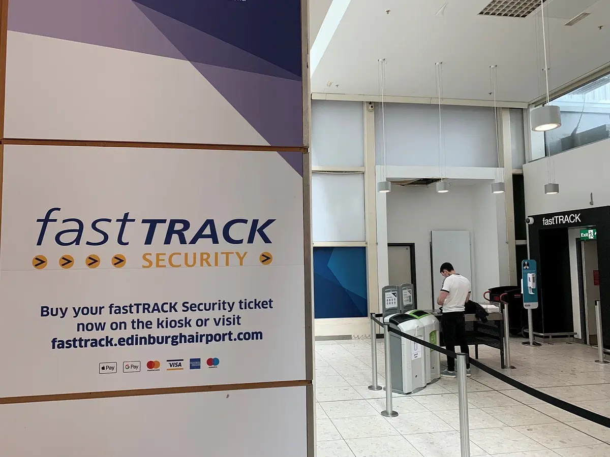 タンソンニャット国際空港 - ホーチミン市における「ファストトラック」サービス