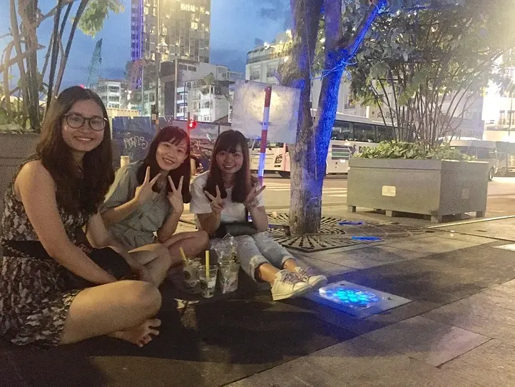 ベトナムのセンター街で座ってる人たちに何してるのか聞いてみた