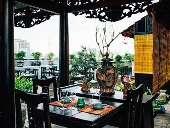 古都フエの空間を現代に再現。宮廷料理に舌鼓