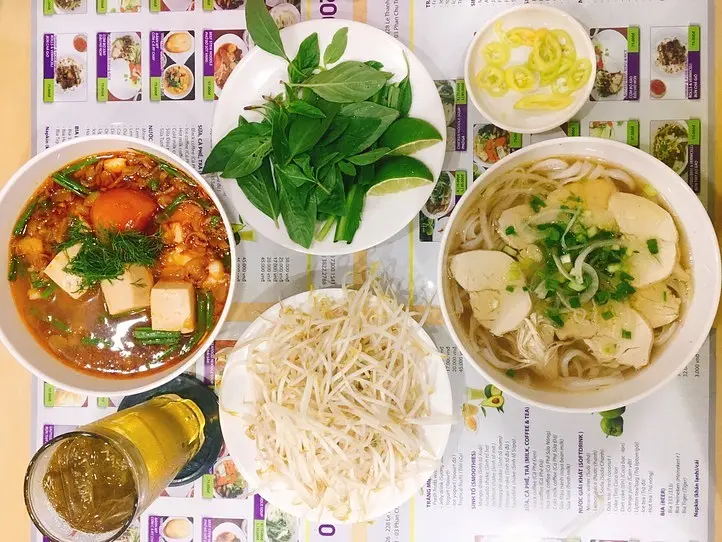 フォーと揚げ春巻きがおいしい「フォー2000」