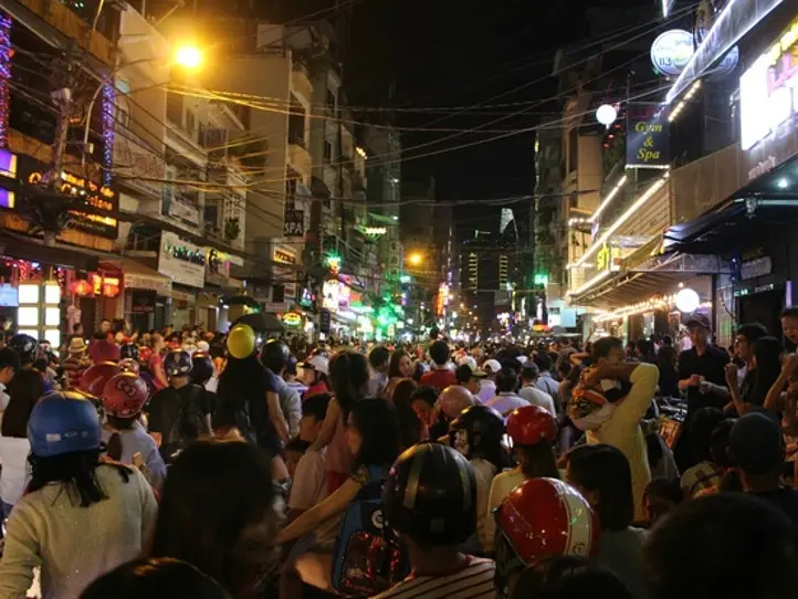 ももの女子旅日記：ベトナムのハロウィーンにバックパッカー街へ！？【第26話 / 連載4コマ漫画 】