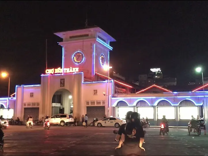 バイクで行く！ホーチミングルメツアー (4時間半)