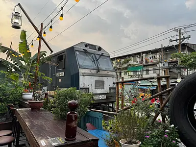 ビンタイン区の線路カフェ「Tiệm Cafe TRIỆU」完全ガイド - 目の前を列車が走るスリル体験