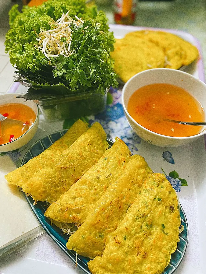 バインセオ「Bánh Xèo」とは？食べ方・大きさの違い・ホーチミンでの価格と体験をわかりやすく解説