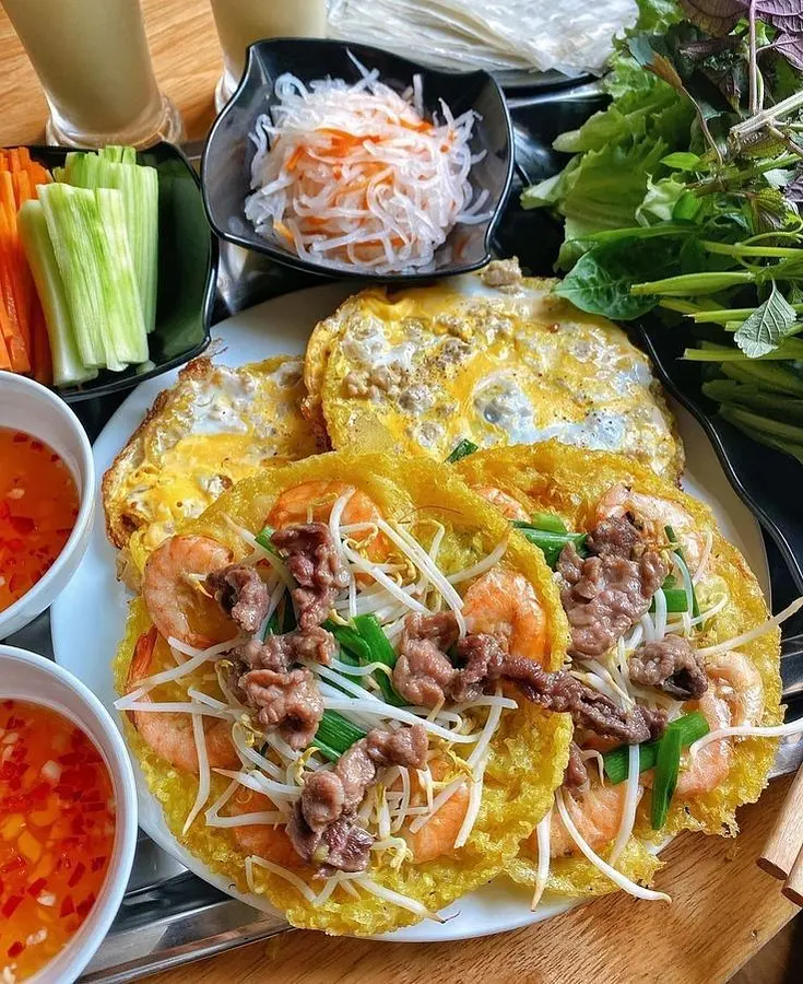 バインセオ「Bánh Xèo」とは？食べ方・大きさの違い・ホーチミンでの価格と体験をわかりやすく解説
