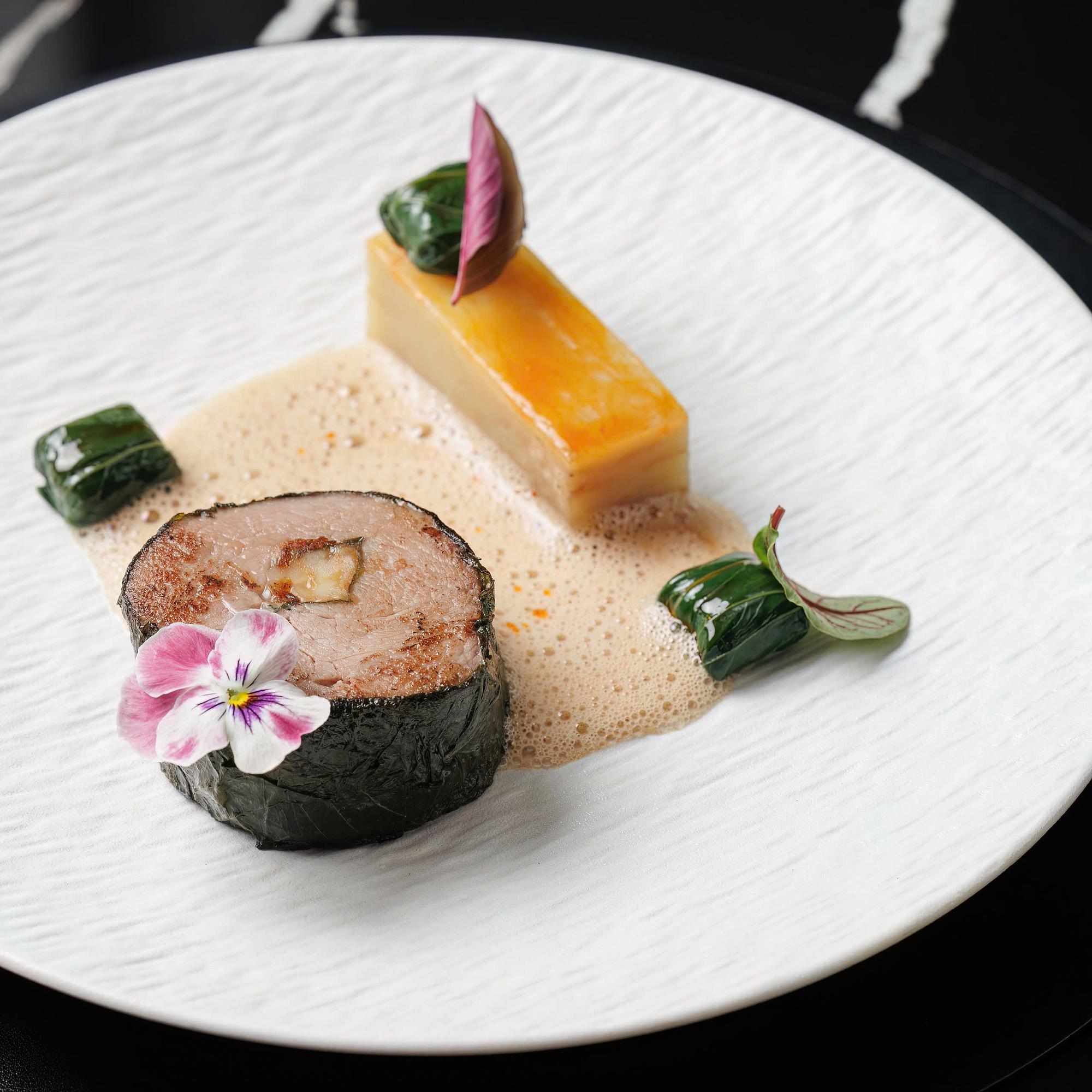 熟成コンテチーズと紫蘇の葉を詰めた仔牛のフィレ (1名様分）