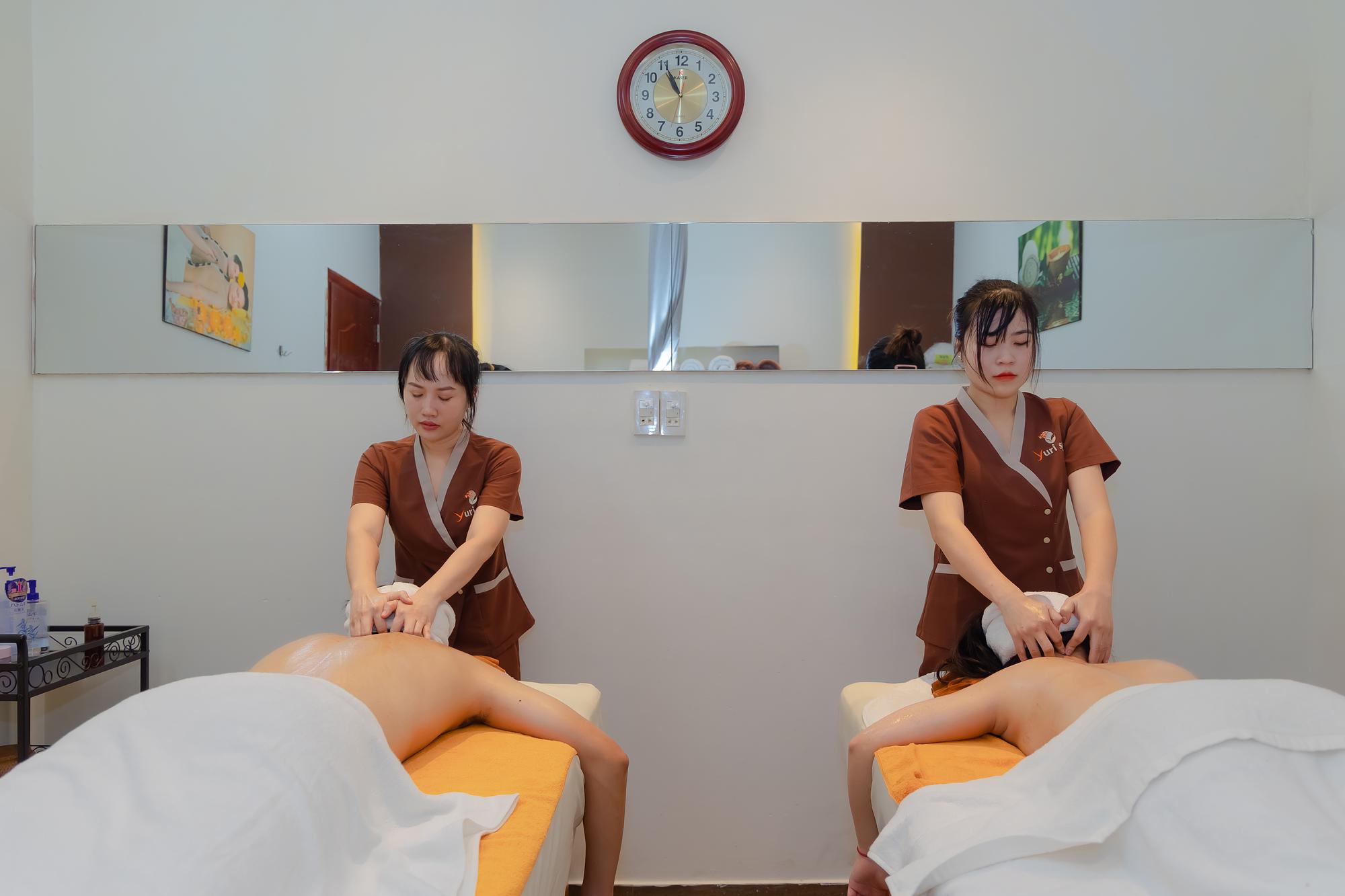 頭、頚、肩、背中のマッサージ