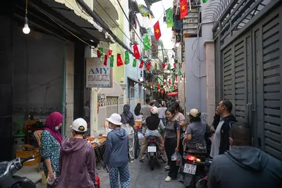 ホーチミン市の路地 を歩く