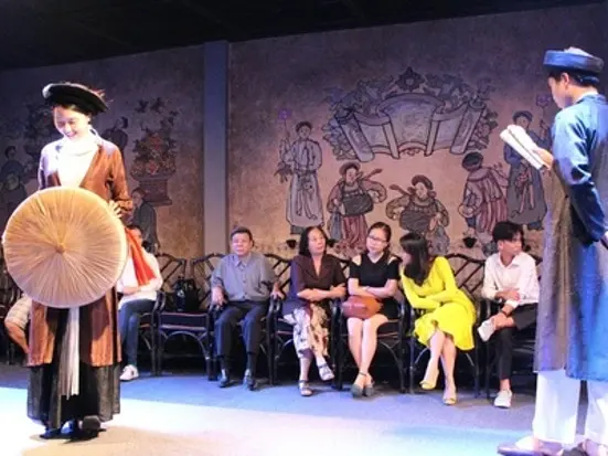 アオザイと文化、少数民族の暮らしの様子を舞台で表現