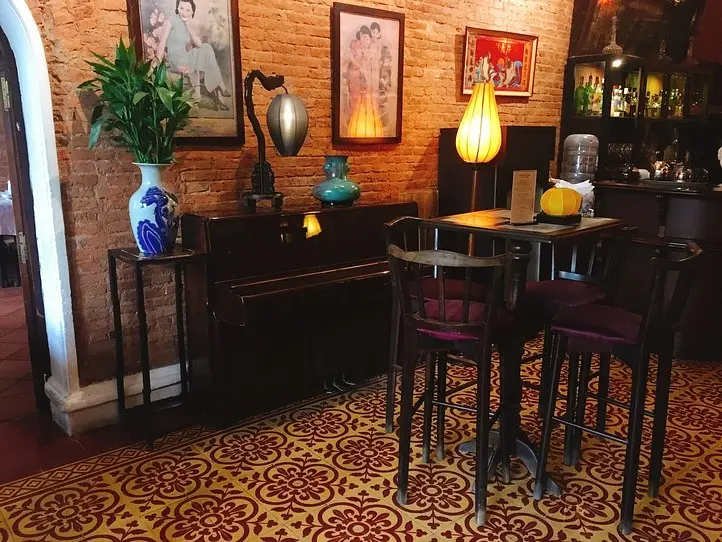 高級ベトナム料理レストラン「テンプル・クラブ」でディナーを