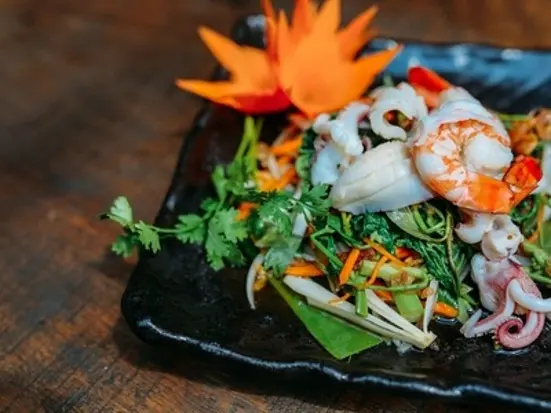 雰囲気はロッジ。素朴なベトナム南部の家庭料理を味わう