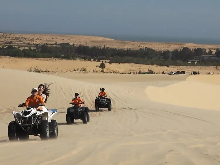 ムイネー日帰りツアー／日本語ガイド・専用車・ランチ付き