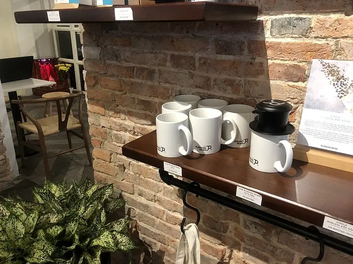 グエンフエ通り近くのカフェ！開放感溢れる〜The Running Bean