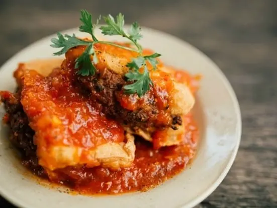 山岳民族の家で食べるベトナム料理