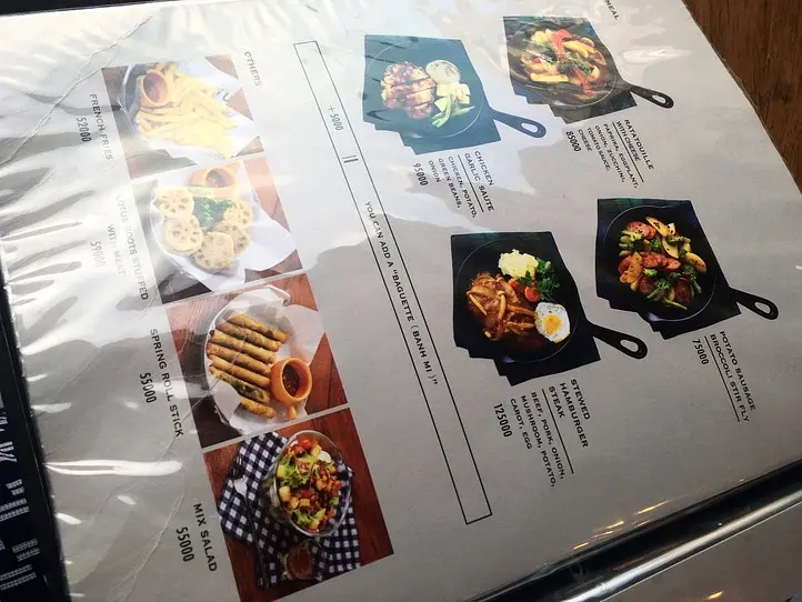 日本人経営の静かで落ち着けるカフェ「KAMAKURA」（カマクラ）