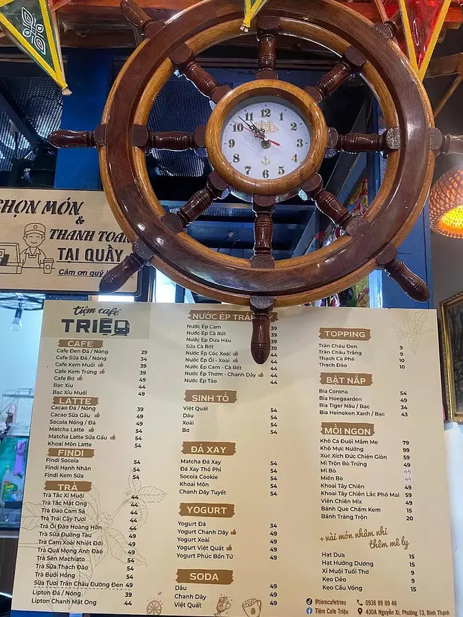 ビンタイン区の線路カフェ「Tiệm Cafe TRIỆU」完全ガイド - 目の前を列車が走るスリル体験