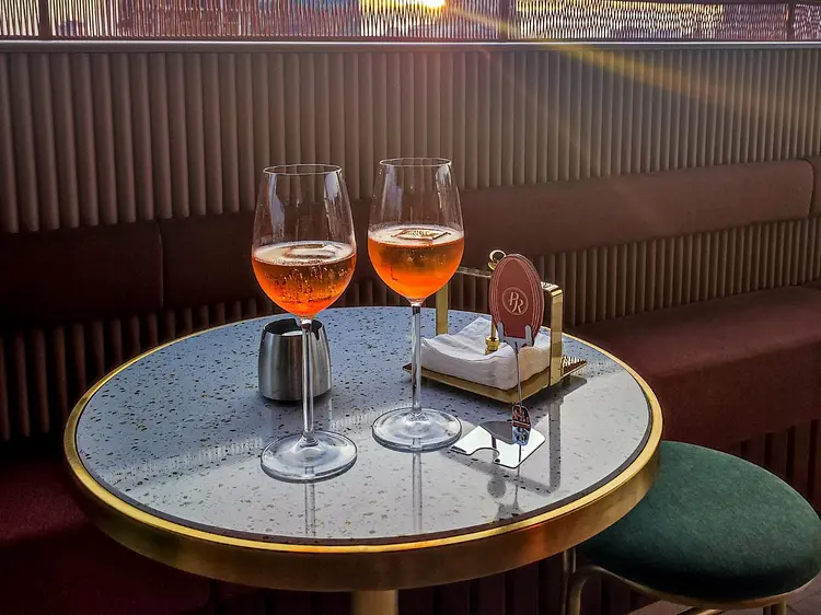 ピンク ・ラビット・ ルーフトップ ・バー