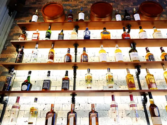 ビジネスマンが通う日本人街のダイニングバー。カップルや一人旅、女子旅にもおすすめ！