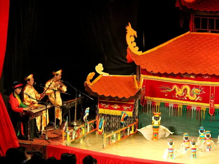 ホーチミンの夜、ナイトツアーの定番！水上人形劇＆ディナークルーズの２大スポットがセットに！