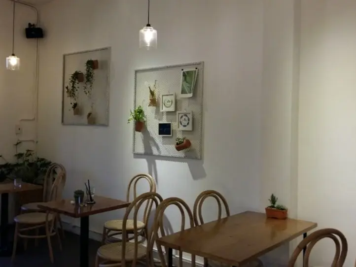 こんなところに…。古アパートに入居するかわいいお店たち