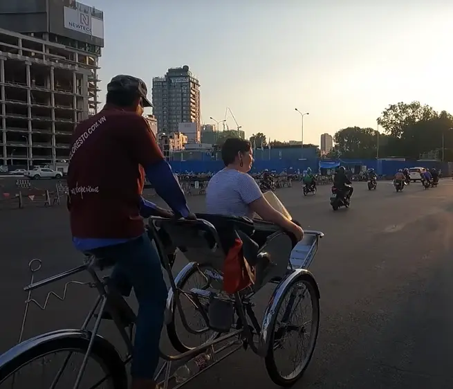 『ホーチミン市内シクロ体験』ゆったりと５つ星ホテルでアフタヌーンティー(半日)