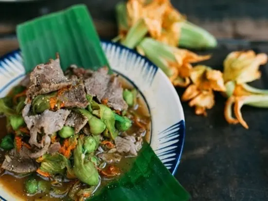 山岳民族の家で食べるベトナム料理