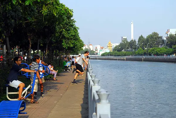 ベトナムの朝を体験！ 路上カフェと活気ある街の風景