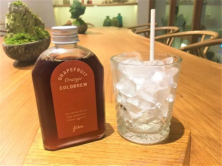 ビンタイン区の池のほとりにある景色がきれいなカフェ