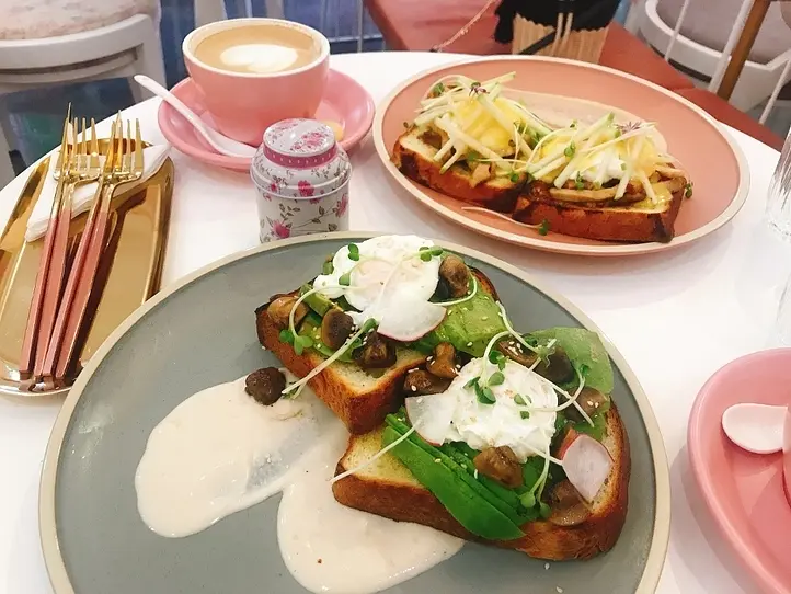 淡いピンクと甘い香りが女心をくすぐるカフェ~sucre patisserie cafe