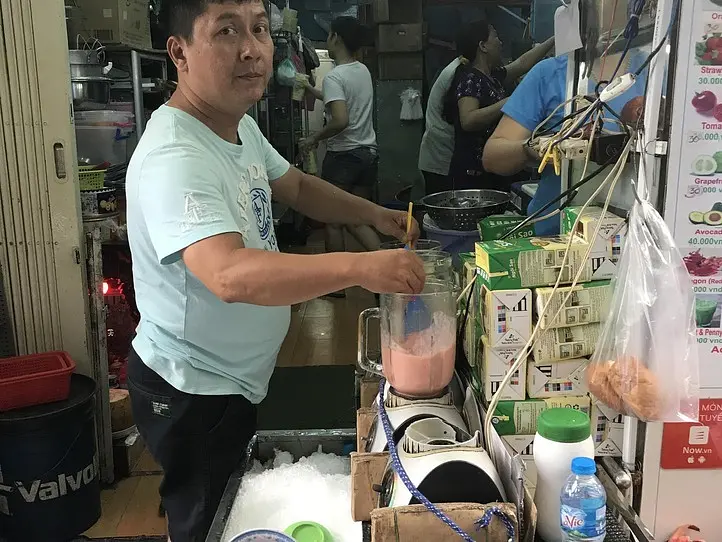 ホーチミン ブイビエン通りのローカルシントー屋さんで絶品練乳スムージ
