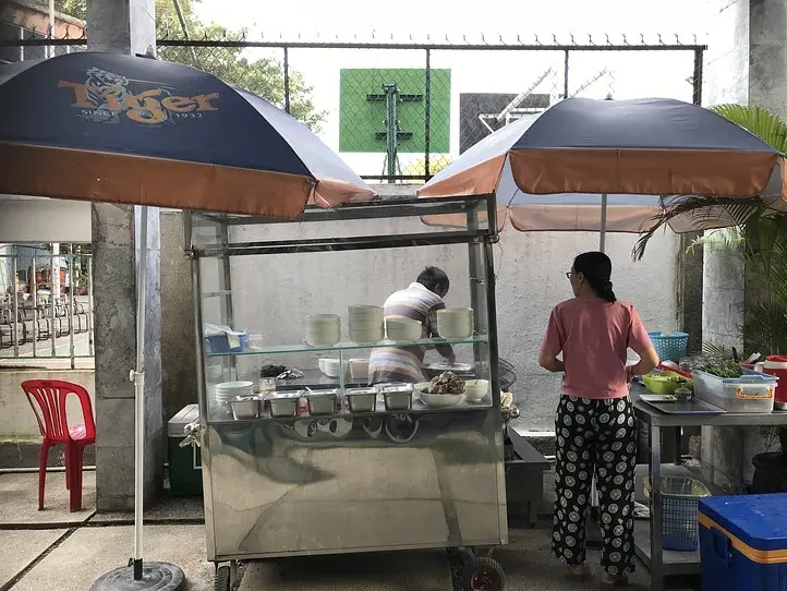タオディエン地区で、ホーチミンを代表する麺料理フーティウを食す