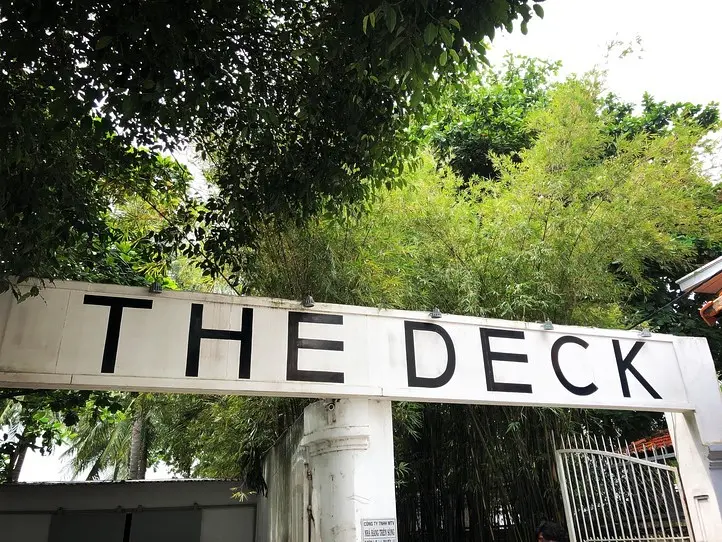 ゆったり流れるサイゴン川でオシャレなランチタイムを～The Deck