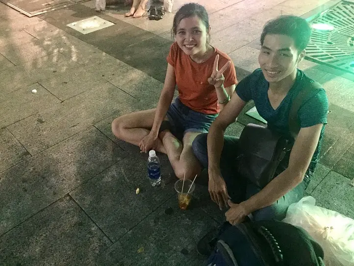 ベトナムのセンター街で座ってる人たちに何してるのか聞いてみた