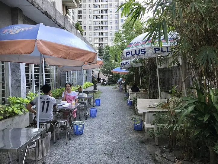 タオディエン地区で、ホーチミンを代表する麺料理フーティウを食す